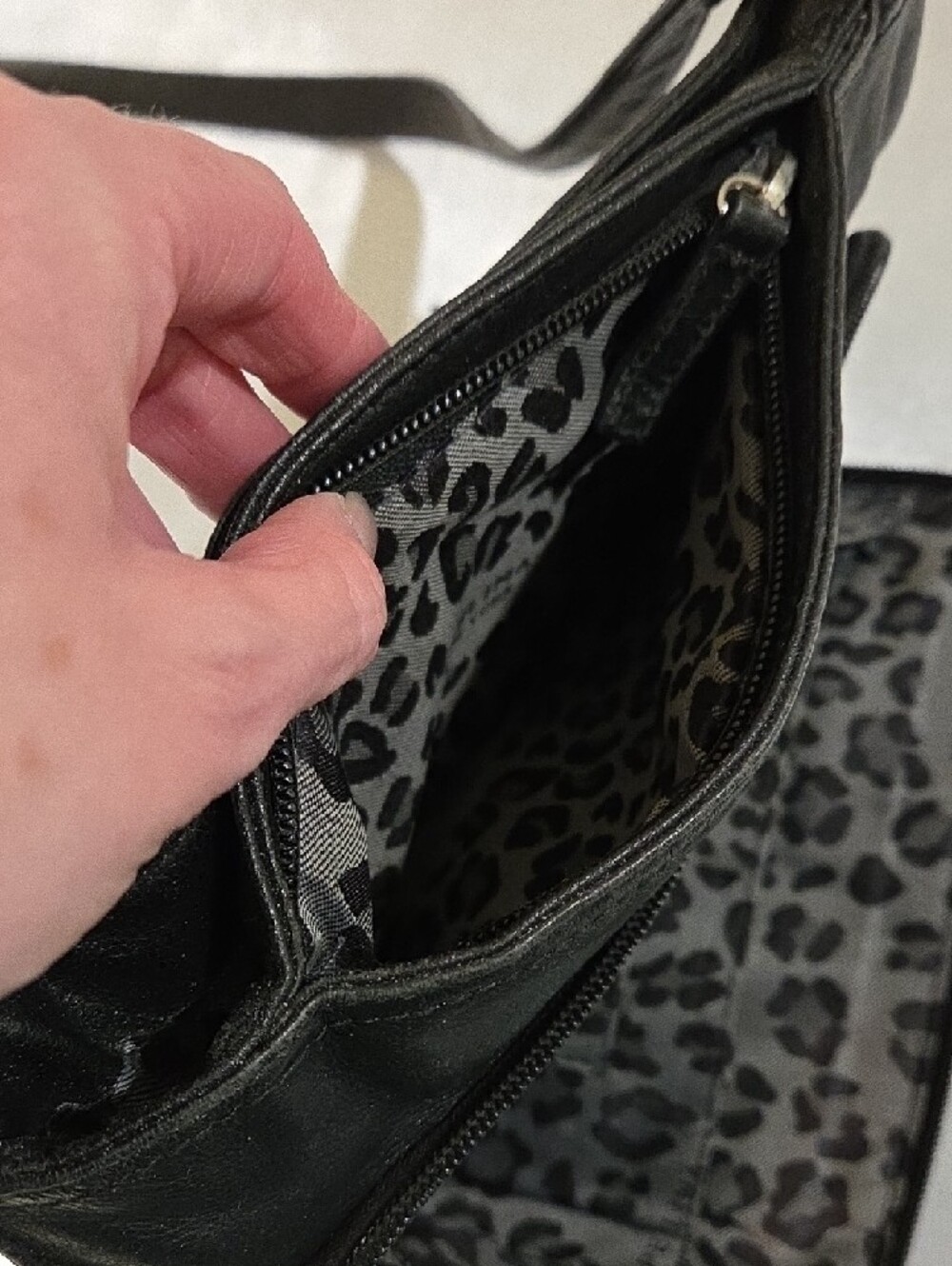 Perlina Black Leather Shoulder Bag - Picture 5 of 8